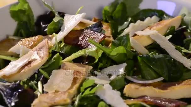 Вкусный салат с сыром — стоковое видео