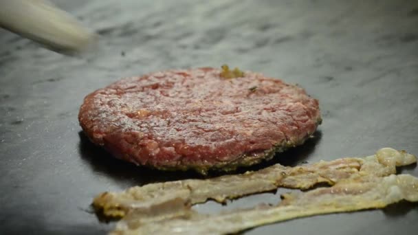Chef-kok frituren vlees voor hamburger — Stockvideo
