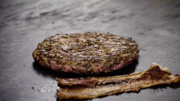 Шеф-повар жарит мясо для гамбургера — стоковое видео