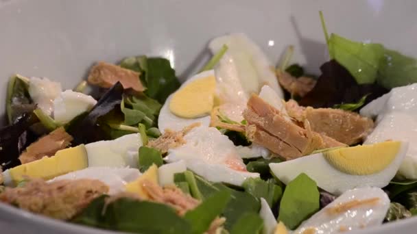 Insalata saporita con uova — Video Stock