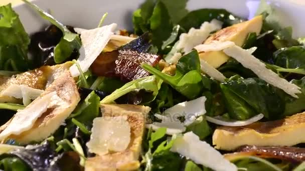 Вкусный салат с сыром — стоковое видео