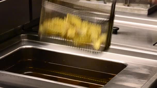 Chef cocinando verduras fritas — Vídeo de stock