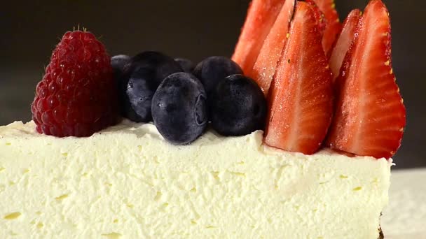 Tarta de queso con bayas maduras — Vídeo de stock