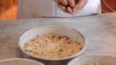 Close-Up erkek ellerini masaya badem ile lezzetli kek yapmak