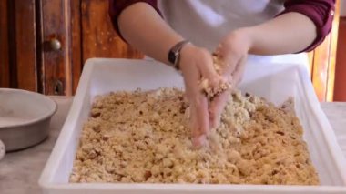 Close-Up erkek Eller masanın üstüne lezzetli kek yapmak