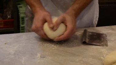 Close-Up erkek ellerini masaya hamur ile çalışma