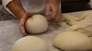 Close-Up erkek ellerini masaya hamur ile çalışma