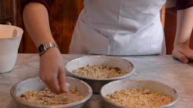 Close-Up erkek Eller masanın üstüne lezzetli kek yapma