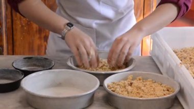 Close-Up erkek Eller masanın üstüne lezzetli kek yapma