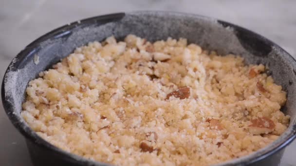 Primer Plano Manos Masculinas Haciendo Sabroso Pastel Mesa — Vídeos de Stock