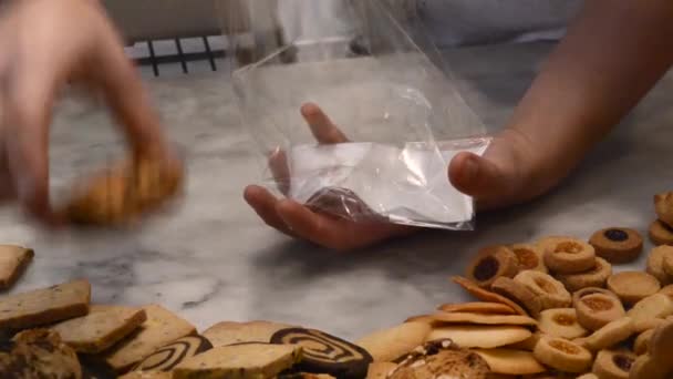 Close Mãos Masculinas Colocando Biscoitos Saborosos Saco — Vídeo de Stock