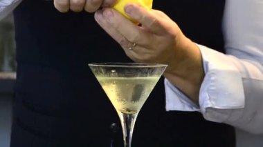 limon kesme ve taze kokteyller yapma erkek eller Close-Up