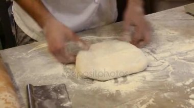 Close-Up erkek ellerini masaya hamur ile çalışma