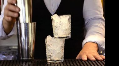 Erkek el yakın çekim yapmak taze mavi ve kırmızı kokteyller