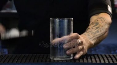 buz dökme ve taze kokteyller yapma erkek eller Close-Up