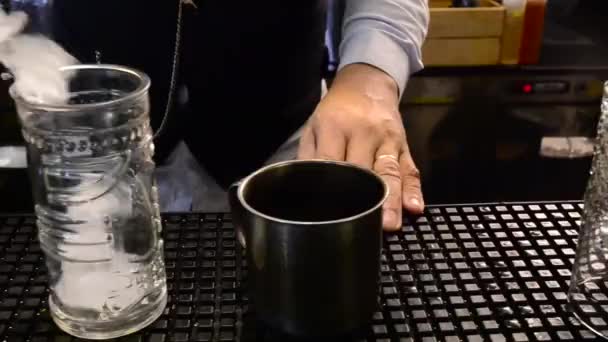 氷を注ぐと 新鮮なカクテルを作る男性の手のクローズ アップ — ストック動画