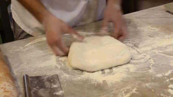 Close Mãos Masculinas Trabalhando Com Massa Mesa — Vídeo de Stock