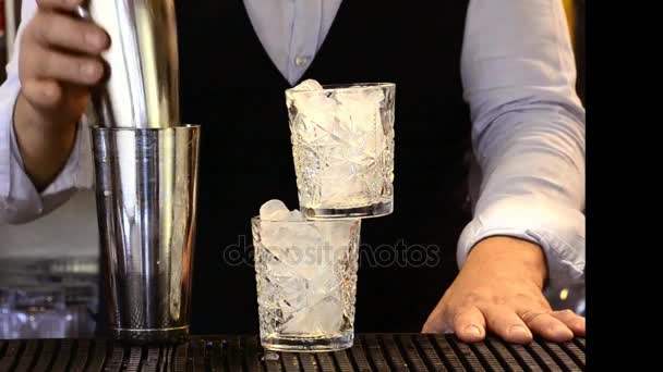 Gros Plan Des Mains Masculines Font Des Cocktails Bleus Rouges — Video