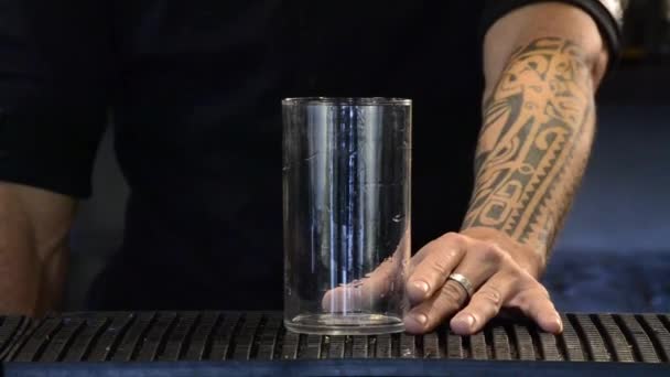 男性双手倒冰和新鲜鸡尾酒的特写 — 图库视频影像