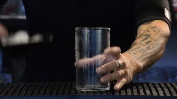Крупним Планом Чоловічі Руки Ллють Лід Роблять Свіжі Коктейлі — стокове відео