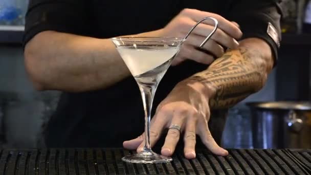 Primo Piano Mani Maschili Cocktail Freschi Con Bacche Azzurre — Video Stock