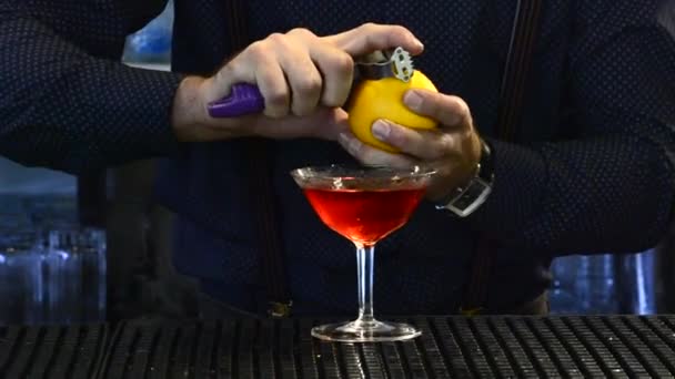 男性手切柠檬和新鲜鸡尾酒的特写 — 图库视频影像