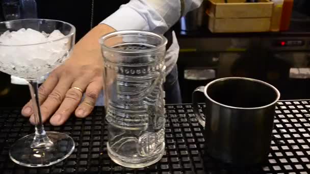 Primer Plano Manos Masculinas Vertiendo Hielo Haciendo Cócteles Frescos — Vídeo de stock