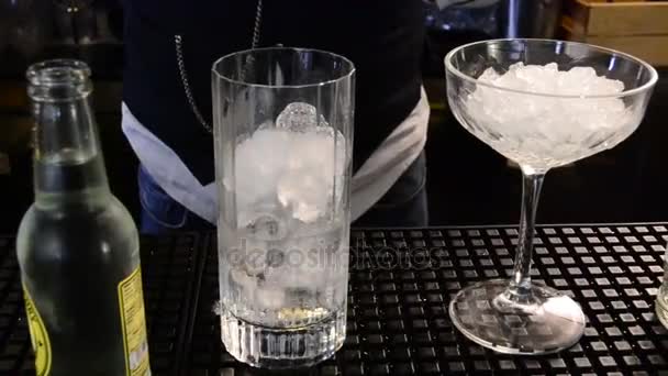 Nahaufnahme Männlicher Hände Die Zitrone Schneiden Und Frische Cocktails Zubereiten — Stockvideo