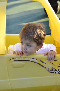 Oynak küçük çocuğa oyuncak plastik araba