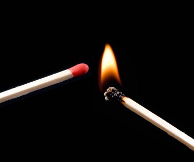 siyah arka plan üzerine alev alev yanan matchsticks aydınlatma