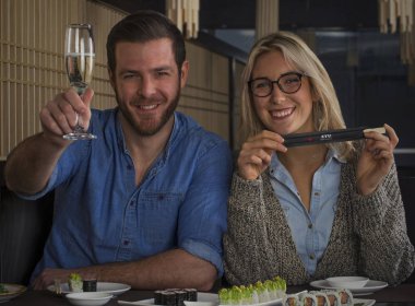 Japonya restoranında bir akşam yemeği beyaz genç Çift
