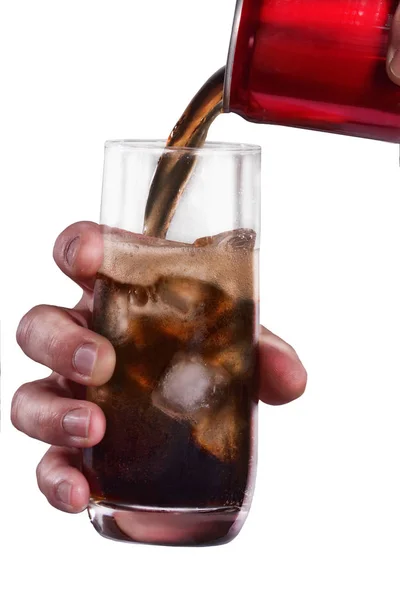 男性倒苏打饮料入玻璃与冰在白色背景下 — 图库照片