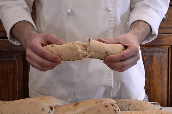 Бейкер Проведення Свіжий Хліб Пекарні — стокове фото