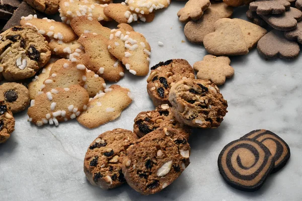 Galletas Surtidas Sobre Fondo Claro — Foto de Stock