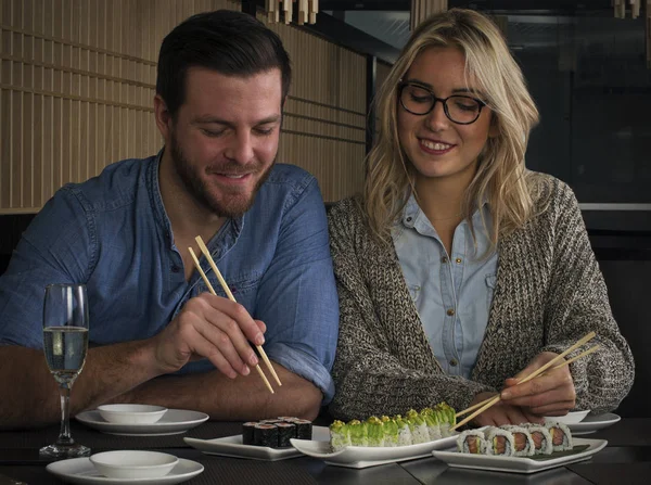 Caucásico Joven Pareja Teniendo Una Cena Japón Restaurante — Foto de Stock