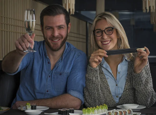 Casal Jovem Caucasiano Tendo Jantar Restaurante Japão — Fotografia de Stock