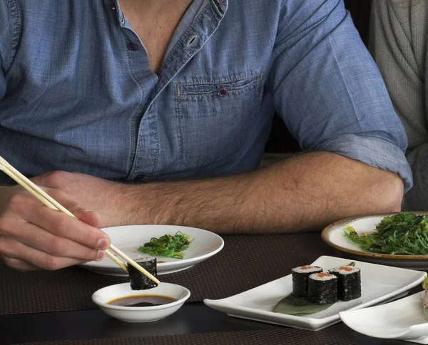Homem Tendo Jantar Restaurante Japão Vista Perto — Fotografia de Stock