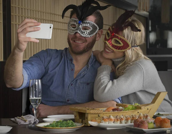 Carnaval Jovem Casal Tomando Selfie Japão Restaurante — Fotografia de Stock