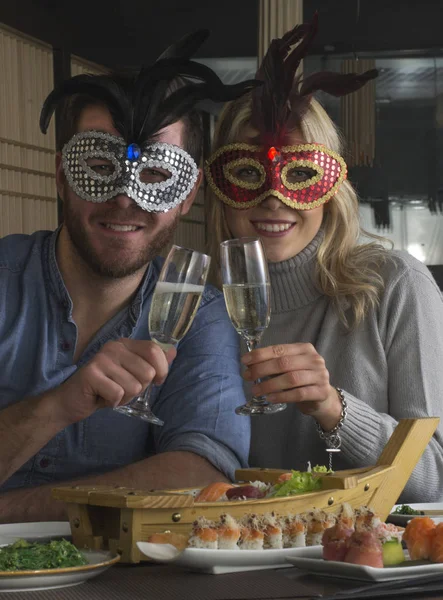 Carnaval Jovem Casal Ter Jantar Japão Restaurante — Fotografia de Stock