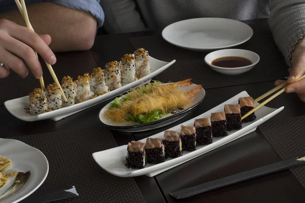 Casal Jovem Tendo Jantar Restaurante Japão Vista Perto — Fotografia de Stock