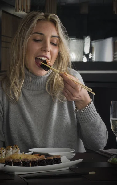 Mulher Tendo Jantar Restaurante Japão Vista Perto — Fotografia de Stock