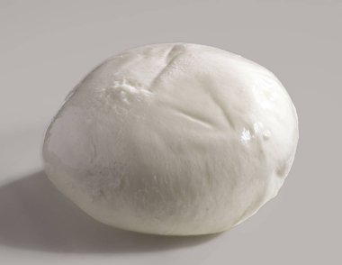 Beyaz zemin üzerine ev yapımı Mozzarella peyniri