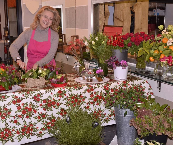 Heureuse Femme Âge Moyen Fleuriste Tablier Rose Organise Des Bouquets — Photo