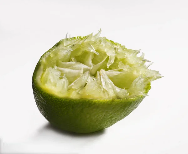 Hälften Färskpressad Lime Närbild Isolerad Vit — Stockfoto