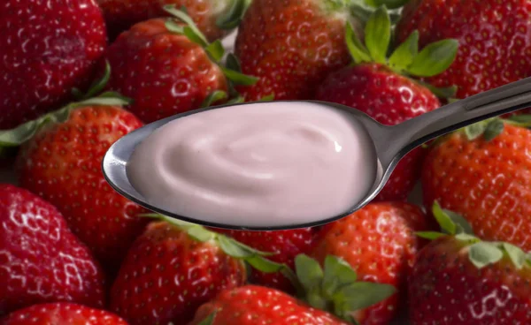 Sked Med Strawberry Yoghurt Bakgrund Bär Selektivt Fokus — Stockfoto