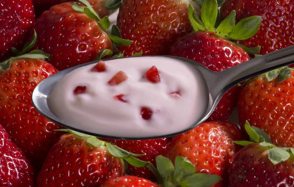 Lepel Met Aardbei Yoghurt Achtergrond Van Bessen Selectieve Aandacht — Stockfoto