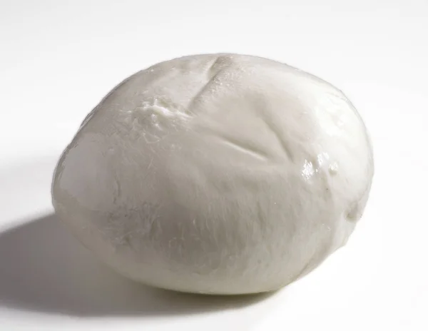 Hausgemachter Mozzarella Auf Weißem Hintergrund — Stockfoto