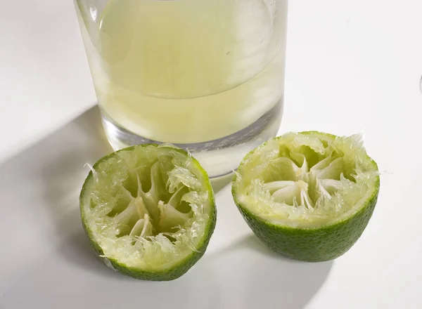Limes Spremuto Bicchiere Succo Bianco Primo Piano — Foto Stock