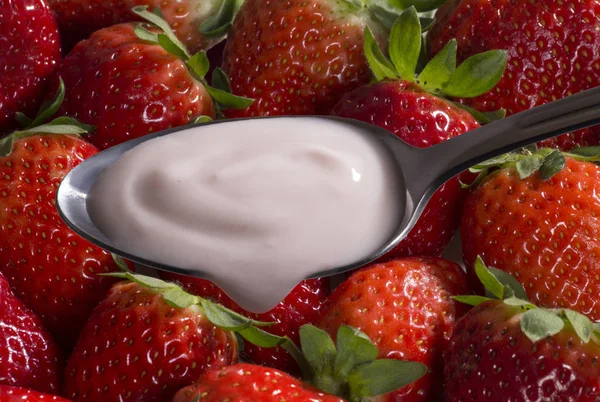 Lepel Met Aardbei Yoghurt Achtergrond Van Bessen Selectieve Aandacht — Stockfoto