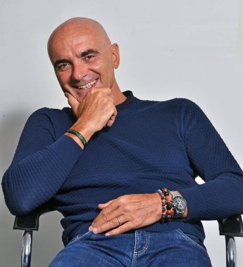 Beyaz arka planda stüdyoda poz veren kel adam portresini kapat.